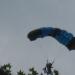 Saut des parachutistes malgré la pluie