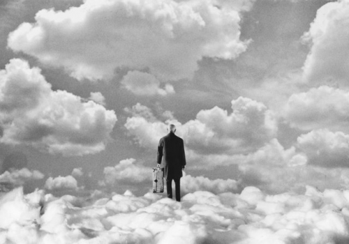 camera obscura expo nuages fev-avril 2022 gilbert garcin le charme de l'au-delà homme avec sa valise dans le ciel nuageux.jpg