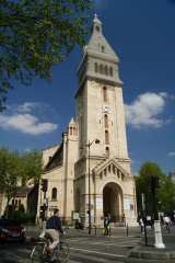 église Saint Pierre de Montrouge avec vélo.jpg