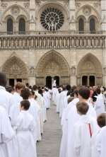 rassemblement des servants d'autel aux ordinations 2012.jpg