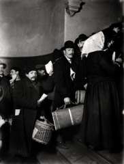 Lewis Hine l'ascension vers l'Amérique Ellis Island 1905.jpg